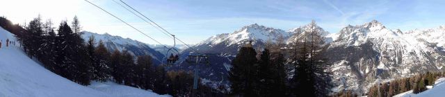 Vue panoramique du restaurant d'alititude situé au milieu des pistes. Les principales pistes sont équipées de canons à neige. Orientées nord, elle restent longtemps enneigées