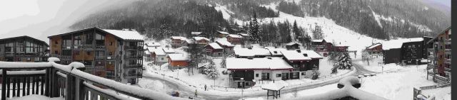 Vue panoramique de la terrasse orientée plein sud et est, le centre de la station est immédiatement à droite à moins de 150m, très calme. Plein d'activités en hiver comme en été pour les enfants. Vous allez adorer comme nous !