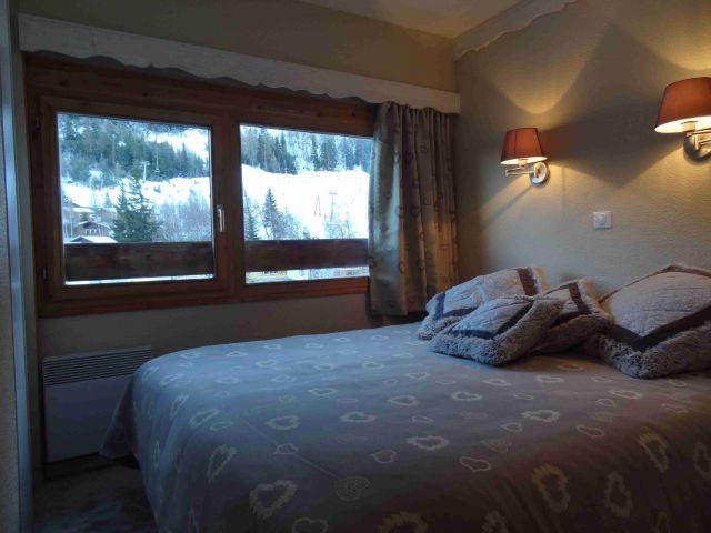 La chambre des parents est équipée de literie Bultex de 160x200cm et variateur de lumière. La belle vue sur les pistes vous enchantera de jour comme de nuit