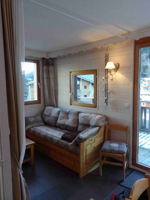 le coin salon avec son canapé transformable peut être séparé du reste de la pièce par un rideau pour votre confort et votre intimité