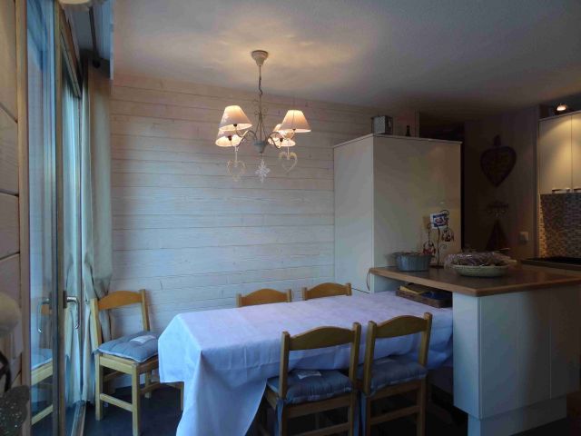 La salle à manger pour 6 personnes maximum est en liaison directe avec la cuisine et donne sur la grande terrasse orientée plein sud pour ceux qui aiment bronzer après un lunch sympa