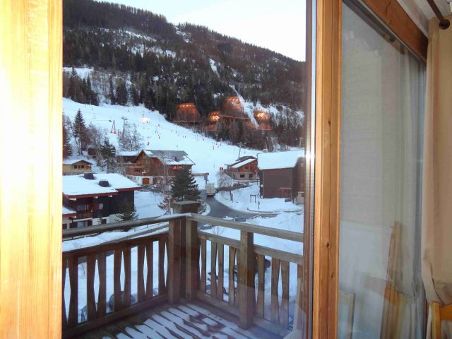 Vue de la terrasse vers le départ des pistes dont l'accès se fait par une zone sans voiture pour la sécurité des enfants.