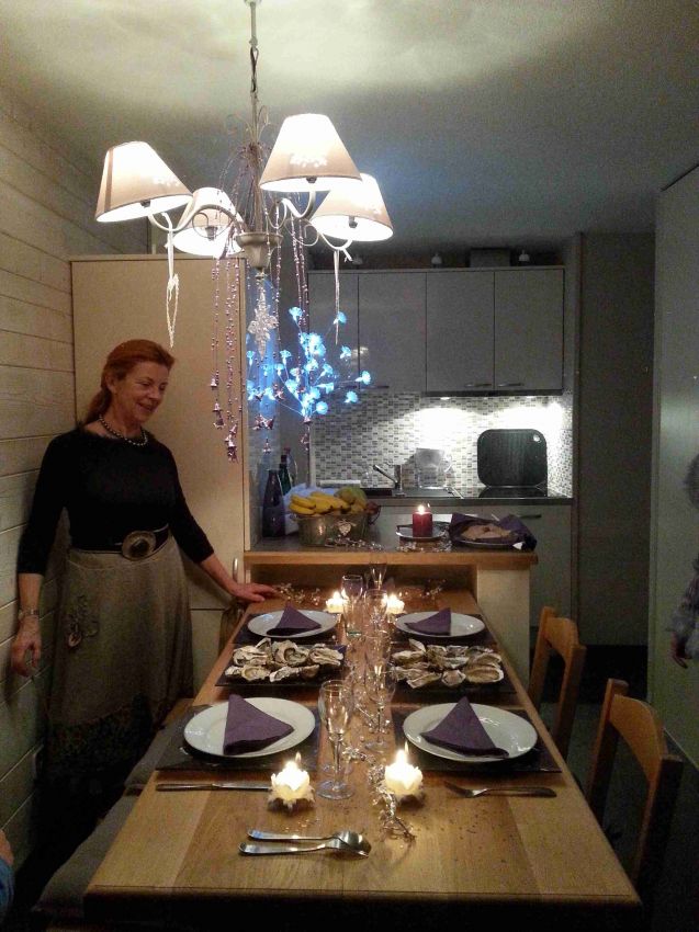 Table conviviale pour la veillée de Noël en famille