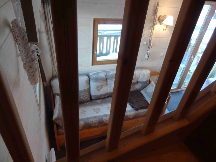 Vue sur le coin salon en montant à l'étage des chambres