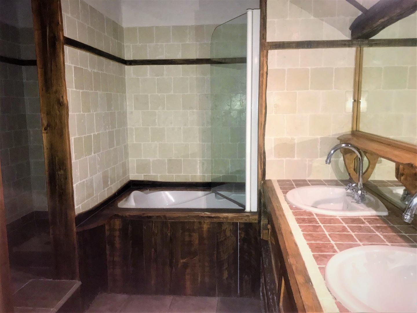 salle de bain (douche, baignoire) à l'étage inférieur des chambres
