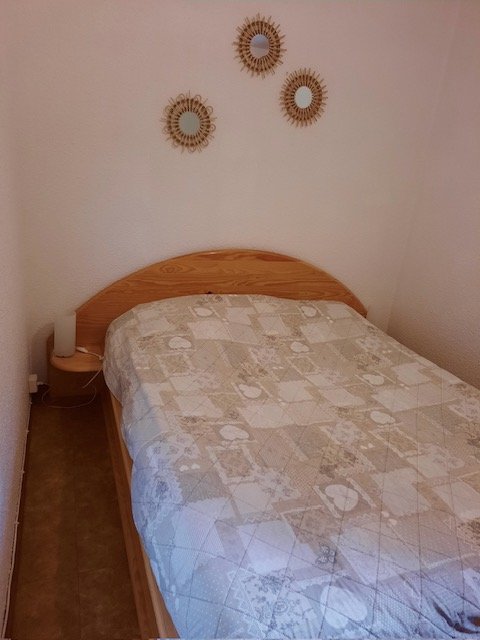 Chambre parentale avec lit français (140x190).
Coussins, couettes et couvertures fournis.
