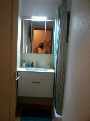 Salle de bain avec douche (WC séparé).
Le petit + pratique : étagère en hauteur pour sécher vos chaussures et bottes de neige.