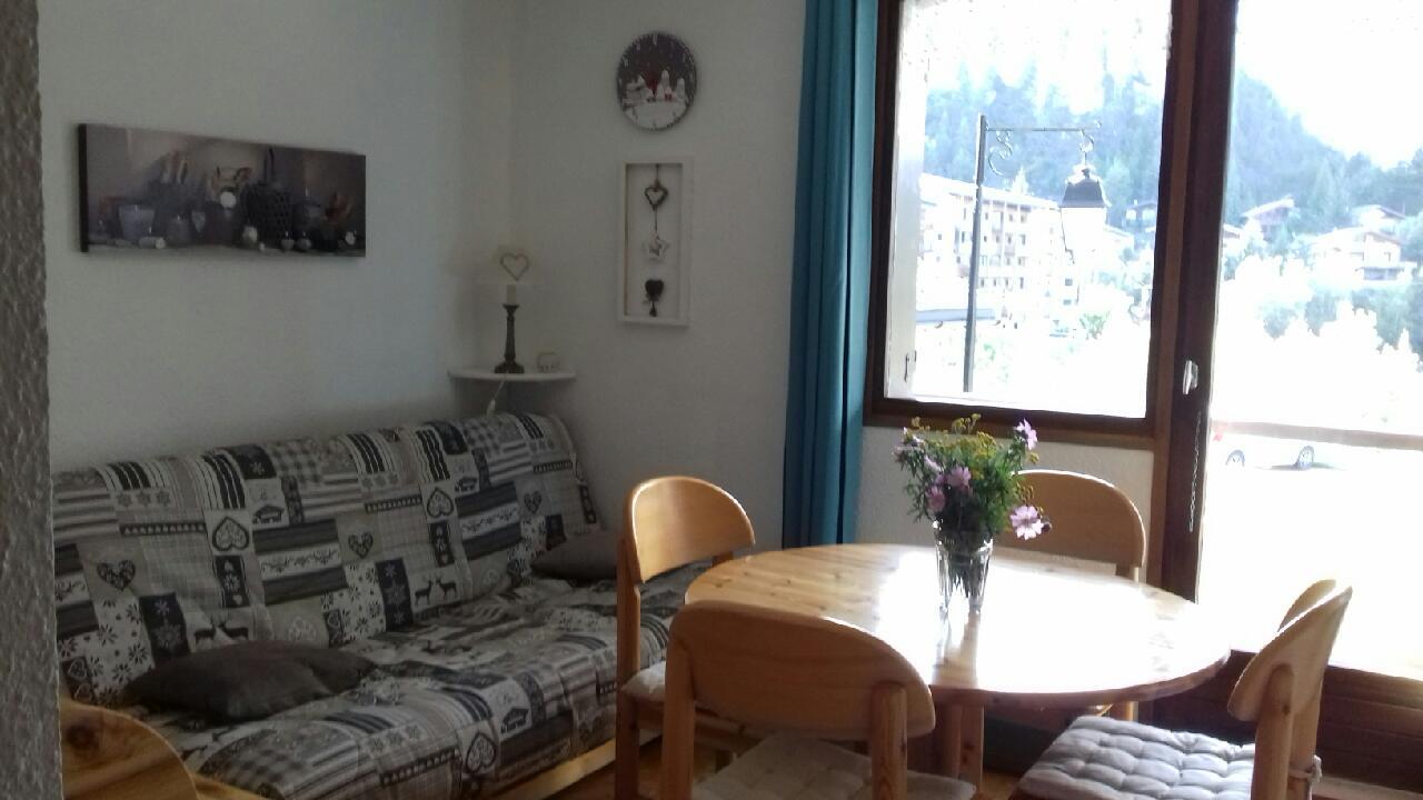 Salon-séjour avec canapé convertible et accès balcon