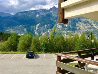 Vue du balcon. En contrebas, vous voyez le parking gratuit à votre disposition.