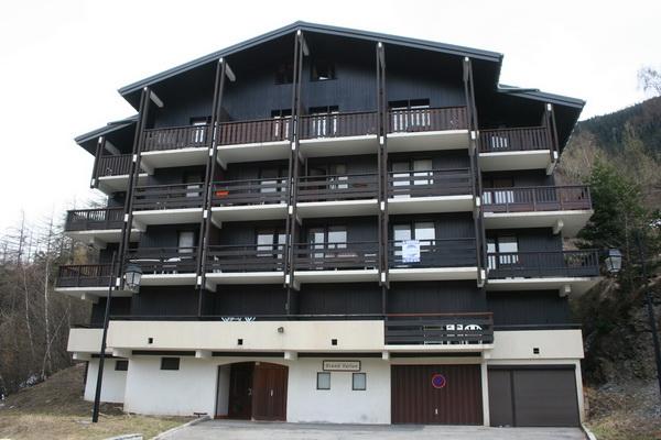 Vue sur le chalet depuis le parking. Notre appartement se situe au 1er étage, tout à droite.