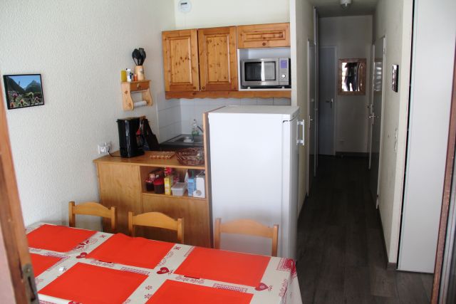 Cuisine avec grand frigo et partie congélateur ****.