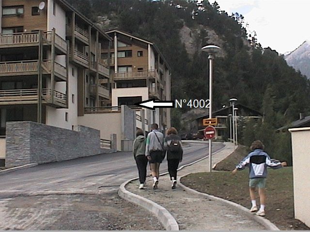 Appartement de plain pied surélevé par rapport à la route