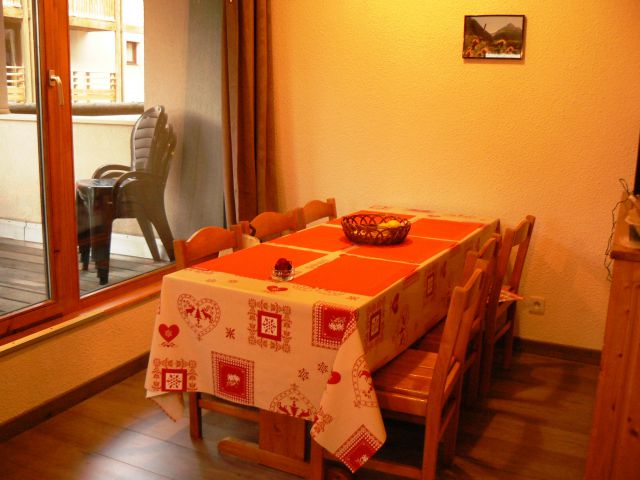 Grande table pour 6 personnes ou plus.