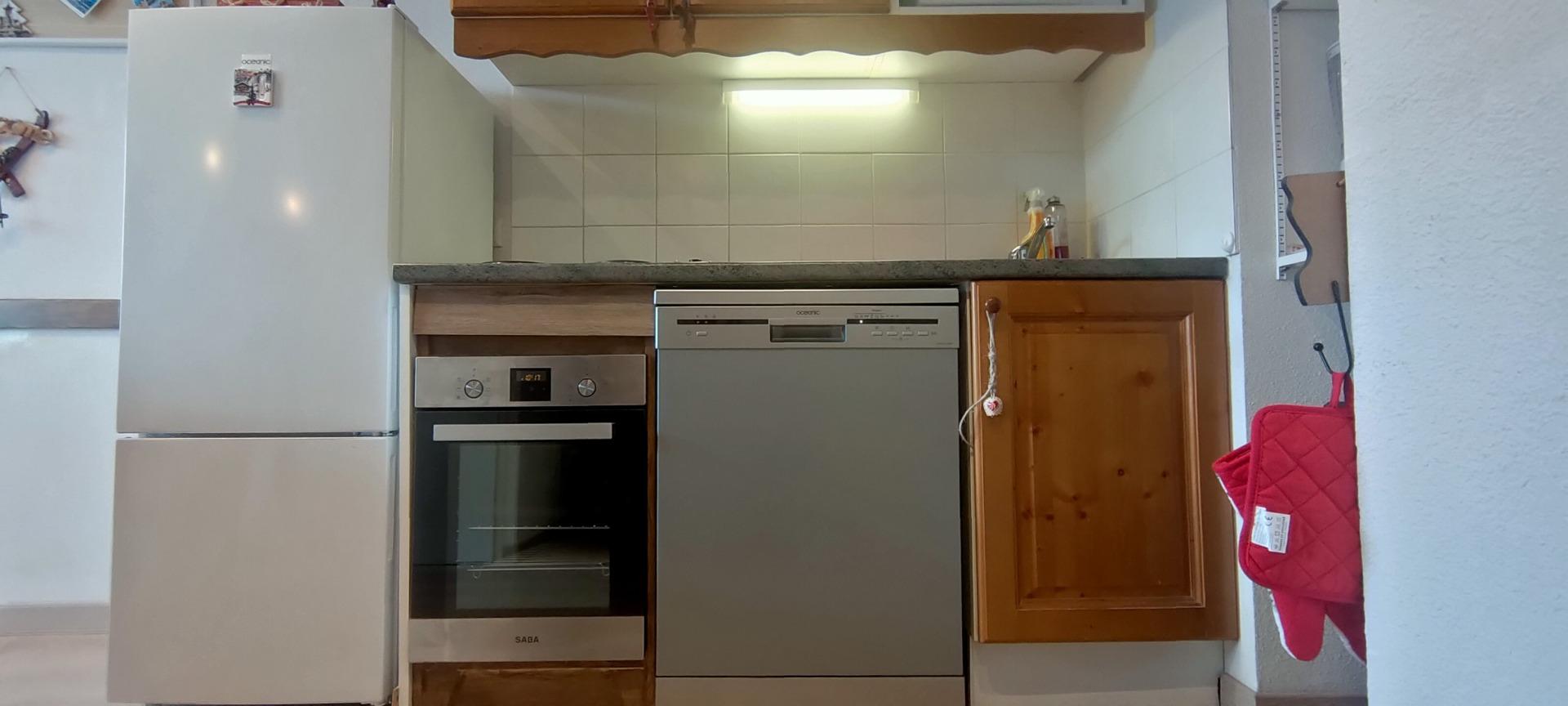 réfrigérateur congélateur , four pour des raclettes , et lave vaisselle pour passer des vacances plus tranquilles