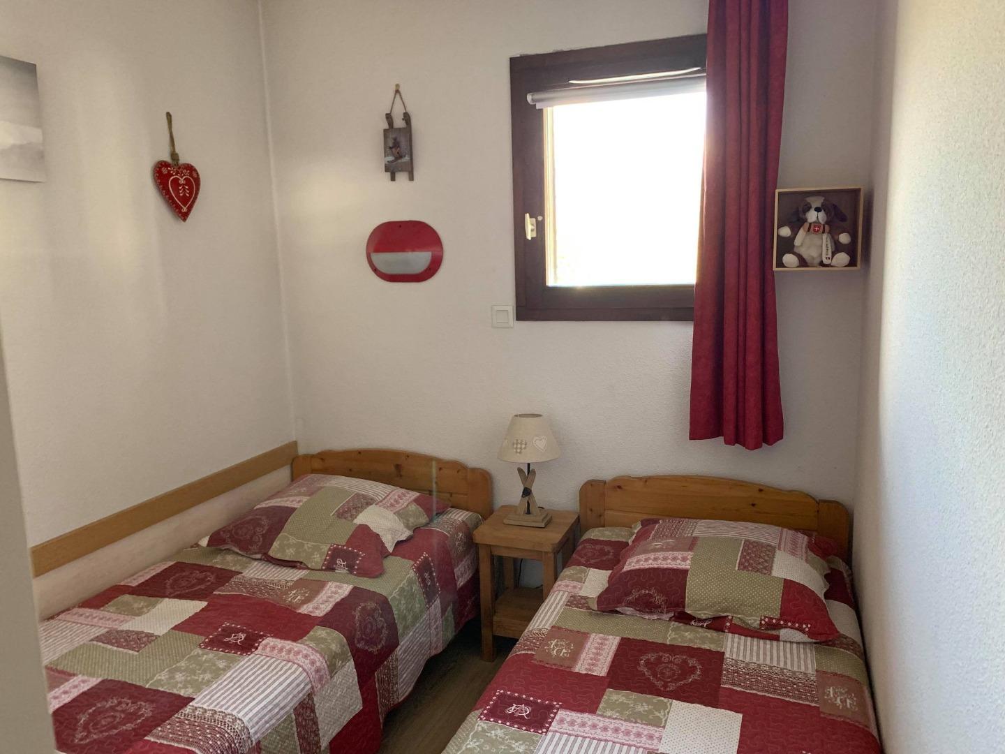 chambre n1 avec ses petits lits séparés , barrière de sécurité qui vous attend aussi pour sécurisé le lit de votre enfant