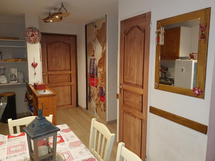 entrée avec coin cuisine et salle à manger