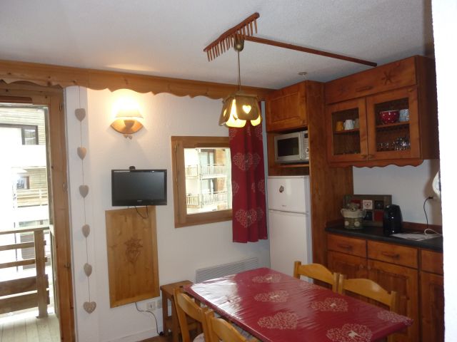 Coin cuisine entièrement refait à neuf.
Cuisine équipée d'un lave-vaisselle, four multifonction (micro-onde et four traditionnel), plaques électriques, réfrigérateur avec compartiment congélateur, appareil à raclette, cafetière électrique, bouilloire, gr