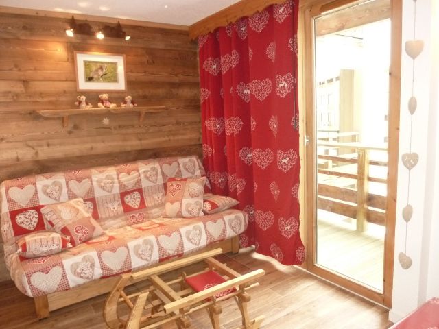 Coin salon ambiance châlet, avec couchage 2 places et grand placard, équipé d'une TV avec TNT et lecteur de DVD intégrés