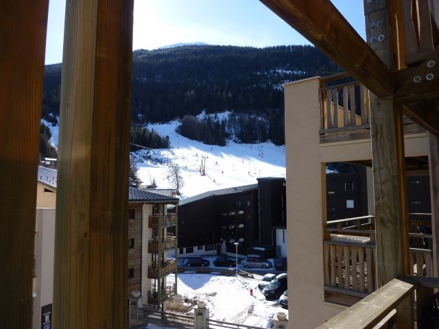 Vue sur les pistes depuis le balcon en hiver