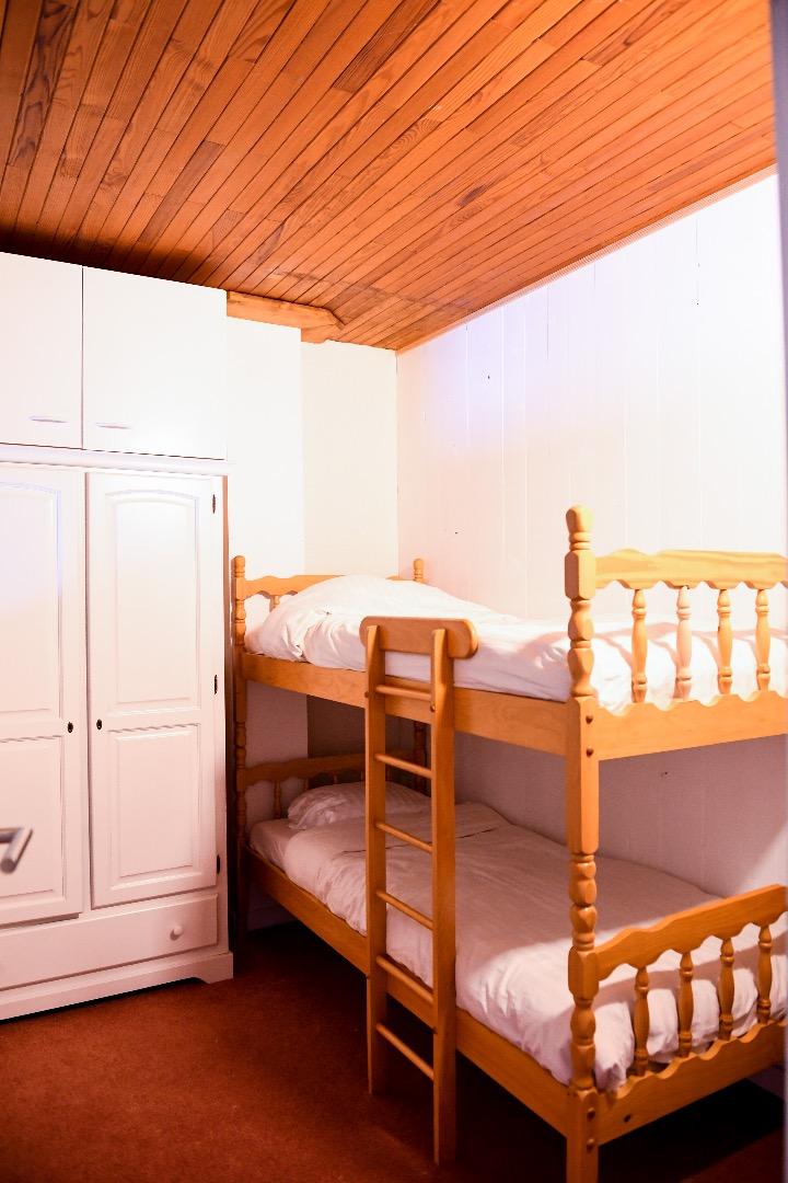 Chambre avec lit superposé.