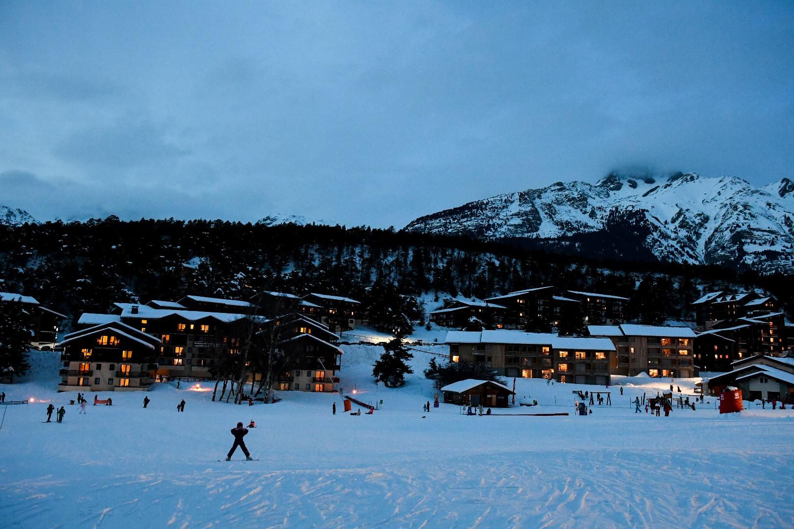 L'immeuble tout près du centre du village