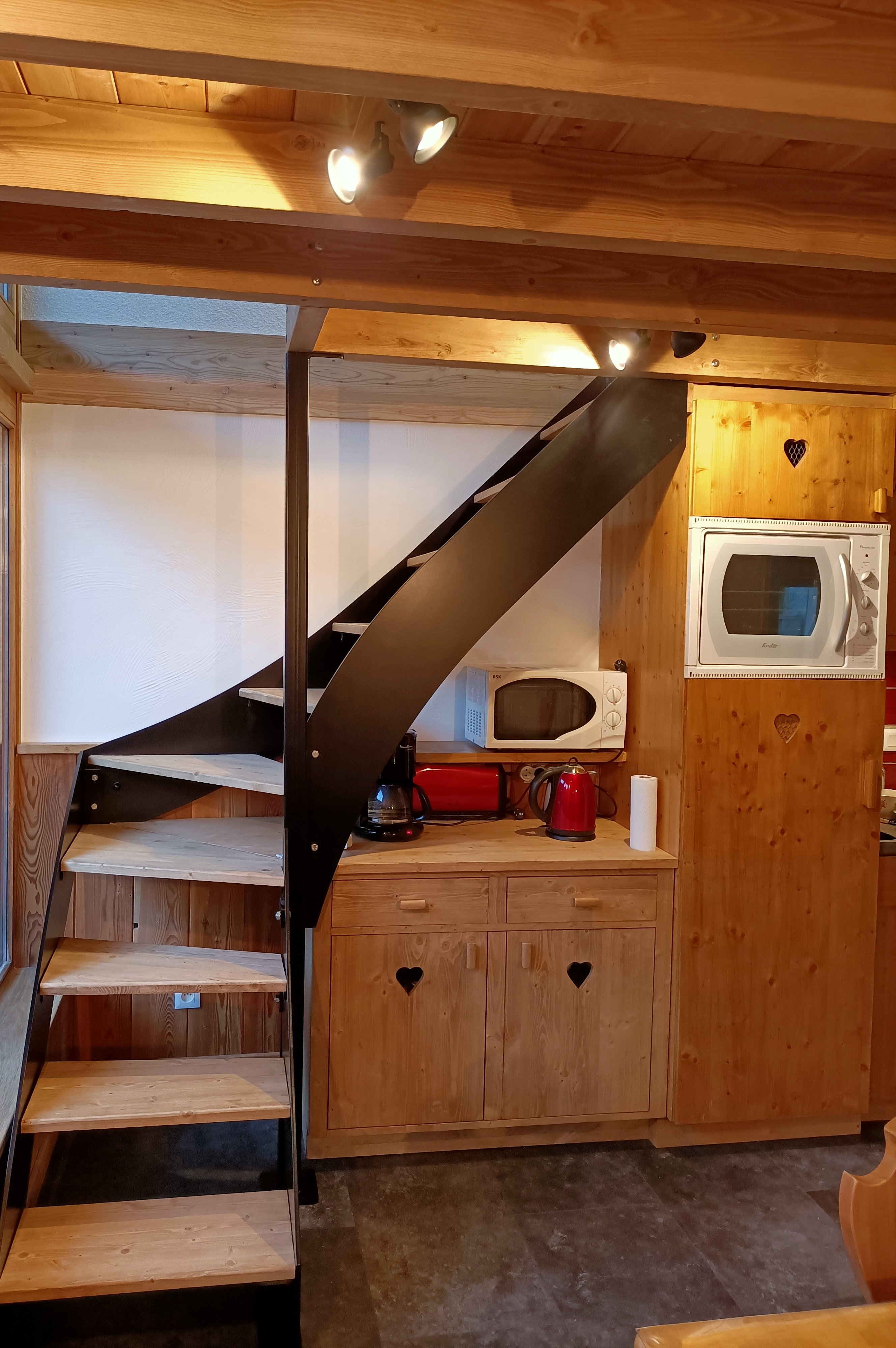 escalier accèdant à l'étage, chambre + coin montagne