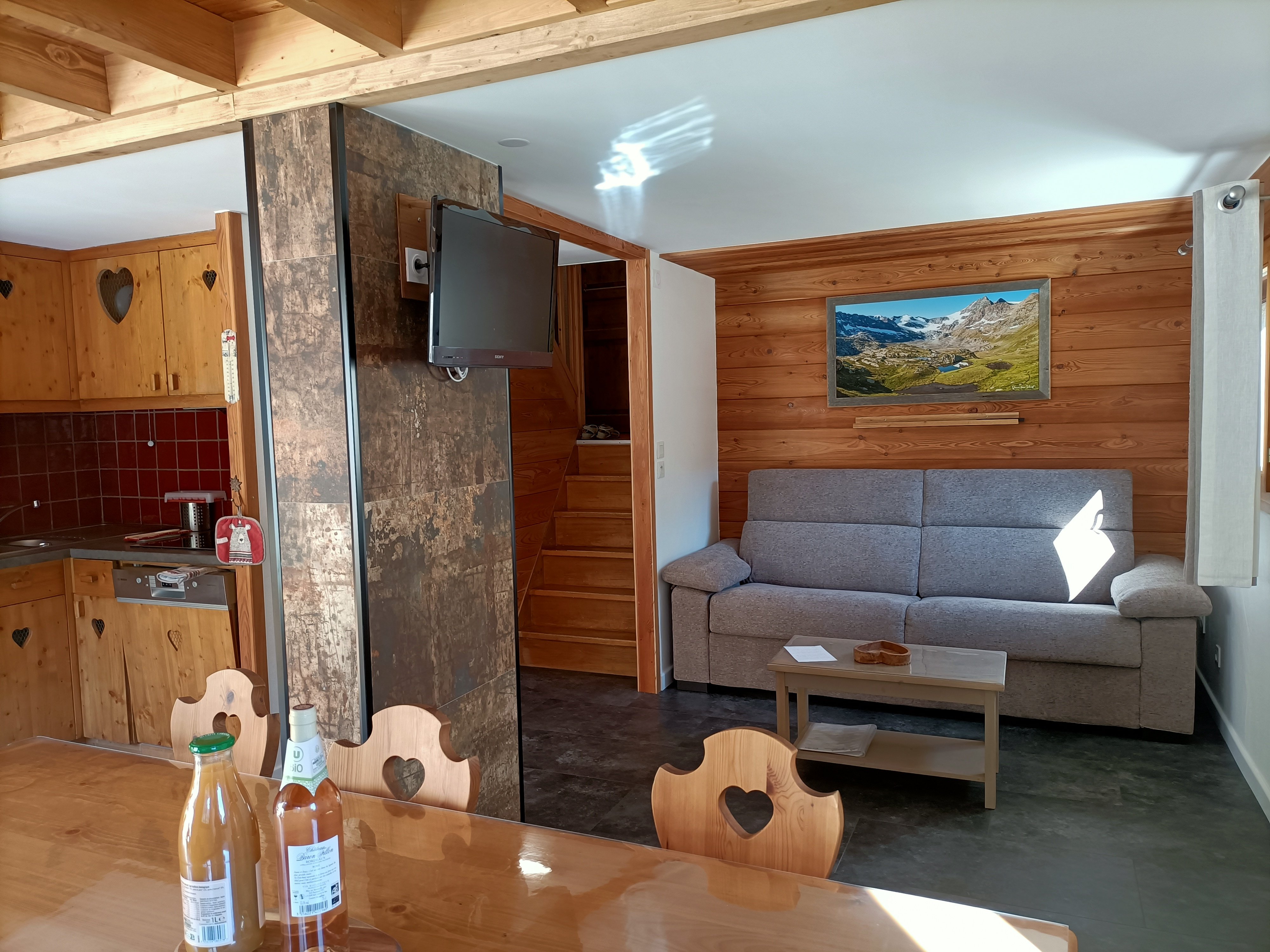 pièce à vivre et son coin cuisine