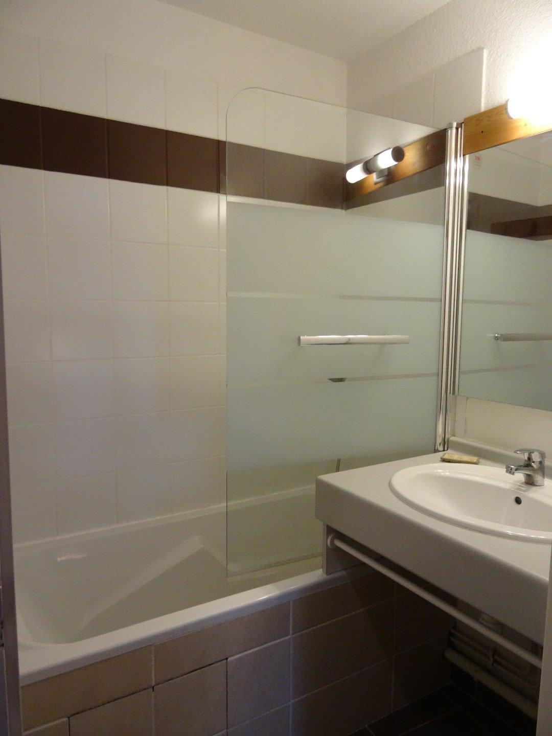 salle de bain avec baignoire