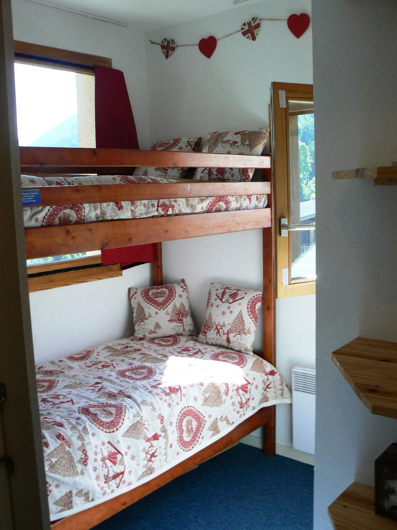 deuxième chambre avec lits superposés (attention le lit du haut ne convient pas aux enfants de moins de 6 ans).
un matelas supplémentaire est à disposition pour éventuellement coucher un 3ème enfant par terre.
étagères dans la chambre et une penderie ju