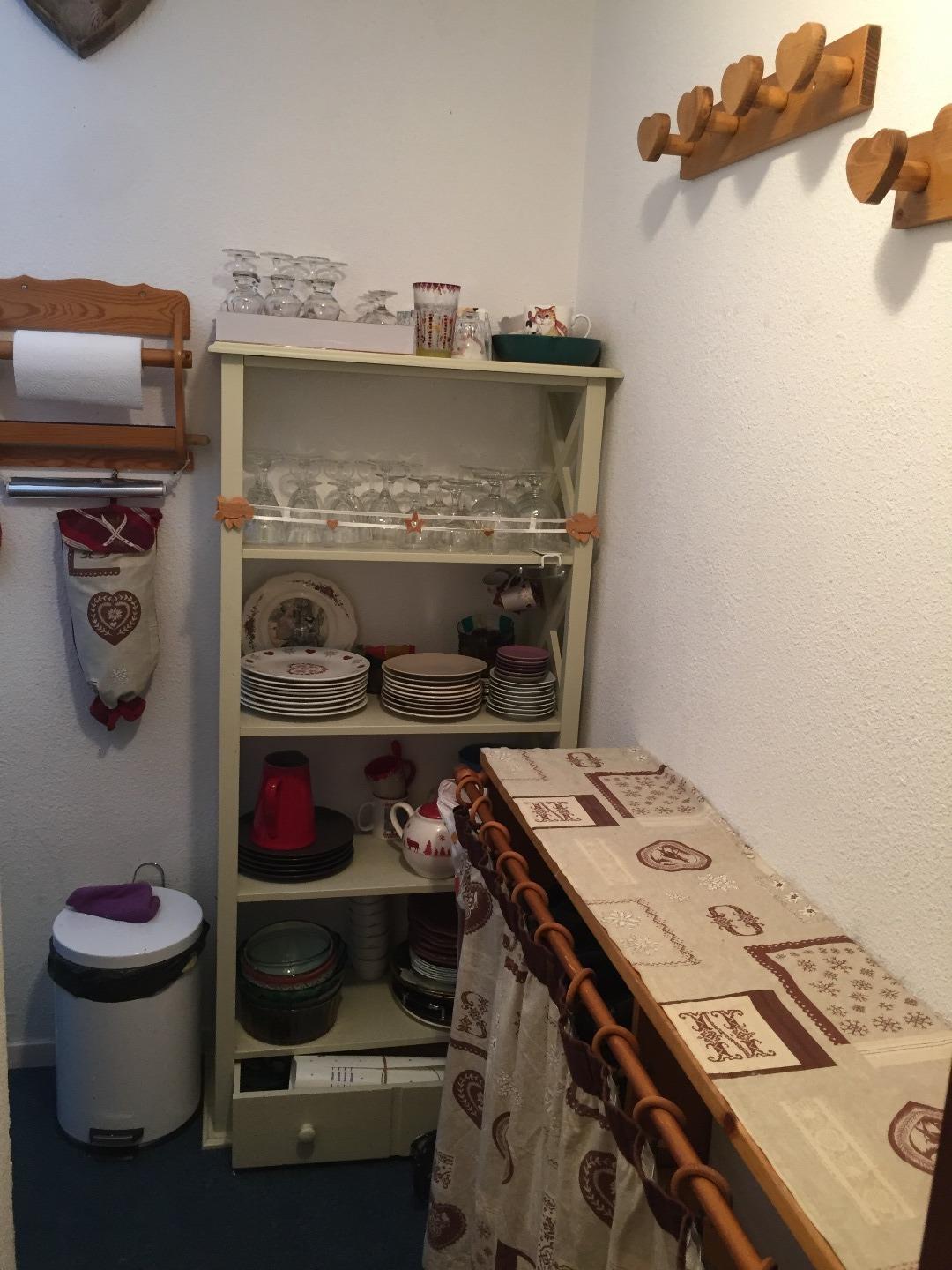 entrée (donnant sur le coin cuisine) avec meuble à vaisselle (largement équipée pour 8/10 p.), meuble à chaussures et porte-manteaux (13 patères) , 
aspirateur