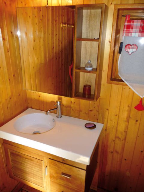 salle d'eau avec douche et toilettes a l'etage