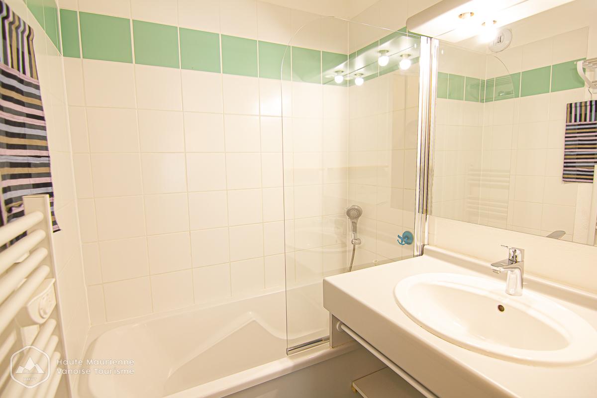 Salle de bain n°1: baignoire et lavabo
