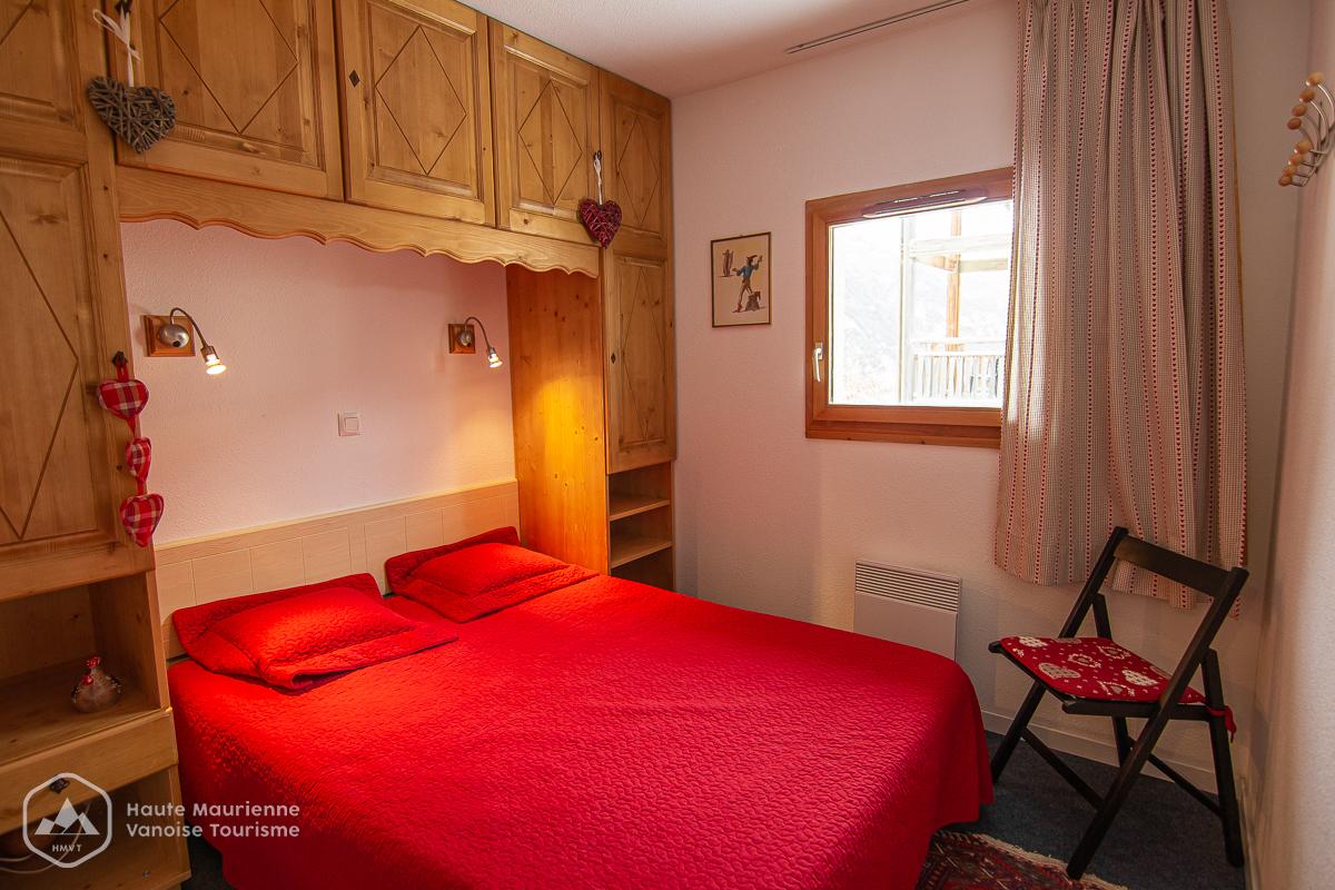 Chambre à coucher avec lit double en 140