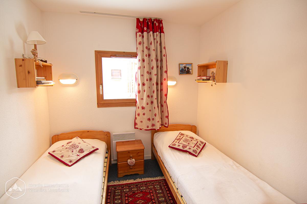 Chambre à coucher avec 2 lits simples