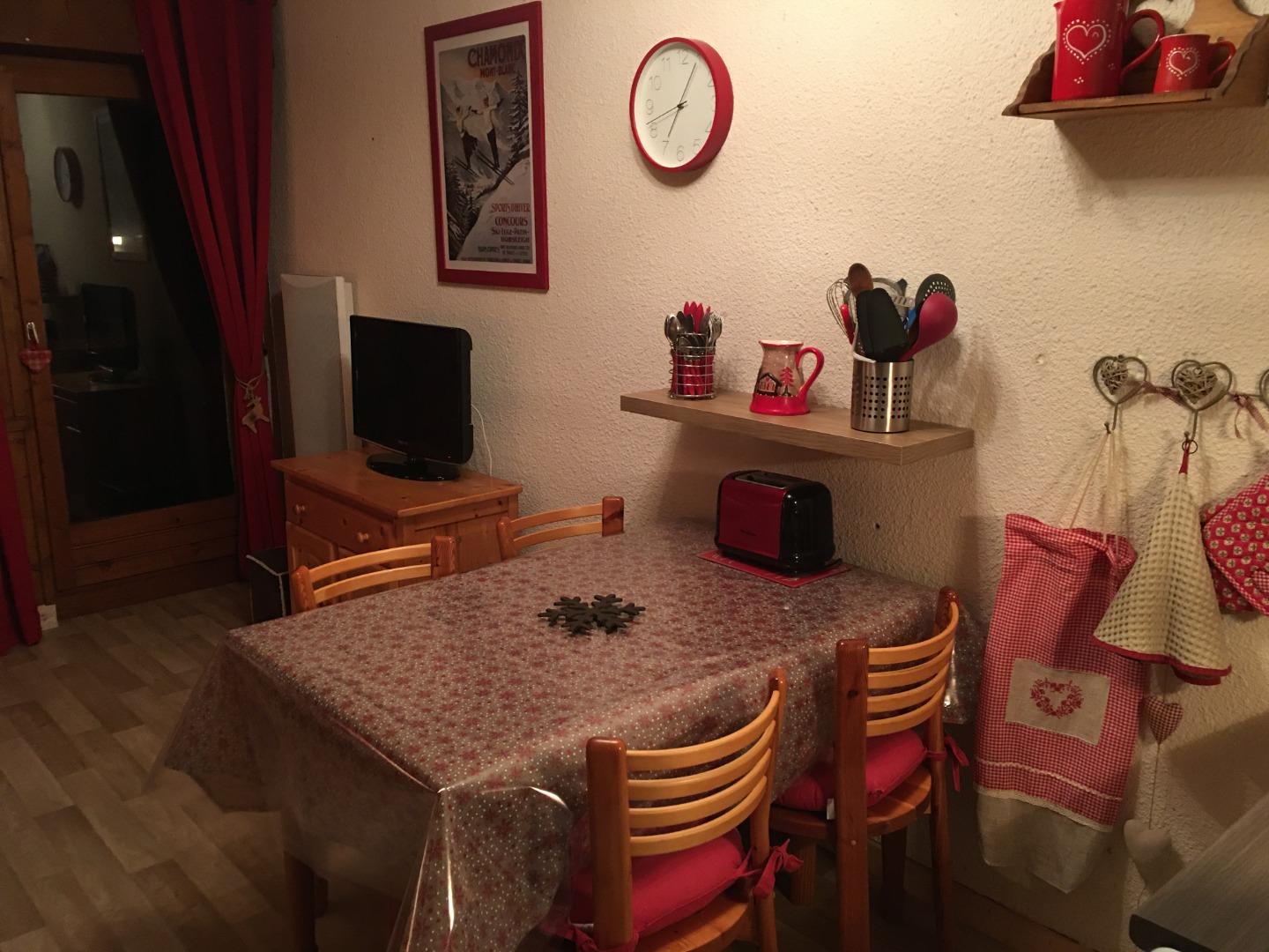 Le coin repas, ambiance montagne, vous disposerez de tout le nécessaire : grille pain, appareil à raclette, gaufrier!