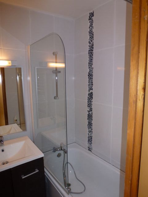 Salle de Bain (refaite à neuf) avec baignoire ou douche. Meuble pour déposer vos trousses de toilette, grand sèche serviettes.Sèche cheveux. Les WC sont séparés.