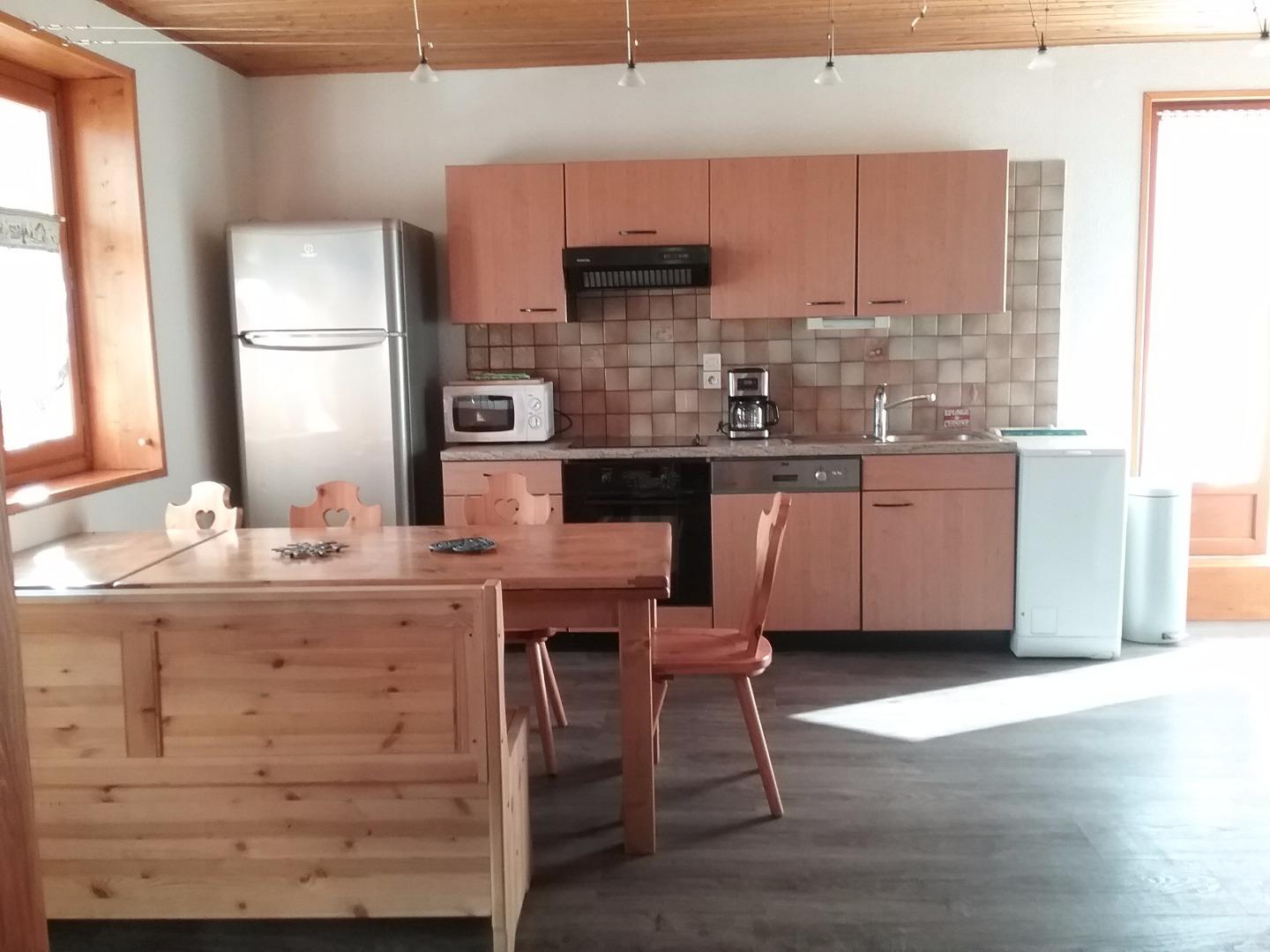 EN BAS  : La cuisine  très lumineuse est équipée pour 8 voir 10 personnes max.   
possibilité de rallonges pour la table jusqu'à 10 couverts.
très grand frigo congélateur, lave vaisselle, lave linge
terrasse accessible l'été 