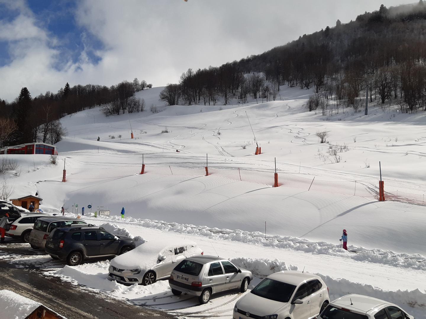  L HIVER VUE DEPUIS L APPARTEMENT (COTE EST )
PISTE POUR LES DEBUTANTS AVEC FIL NEIGE DES FEES ET PISTE POUR LES SKIEURS AVEC LE TELESIEGE DES CLOCHETTES (piste verte)