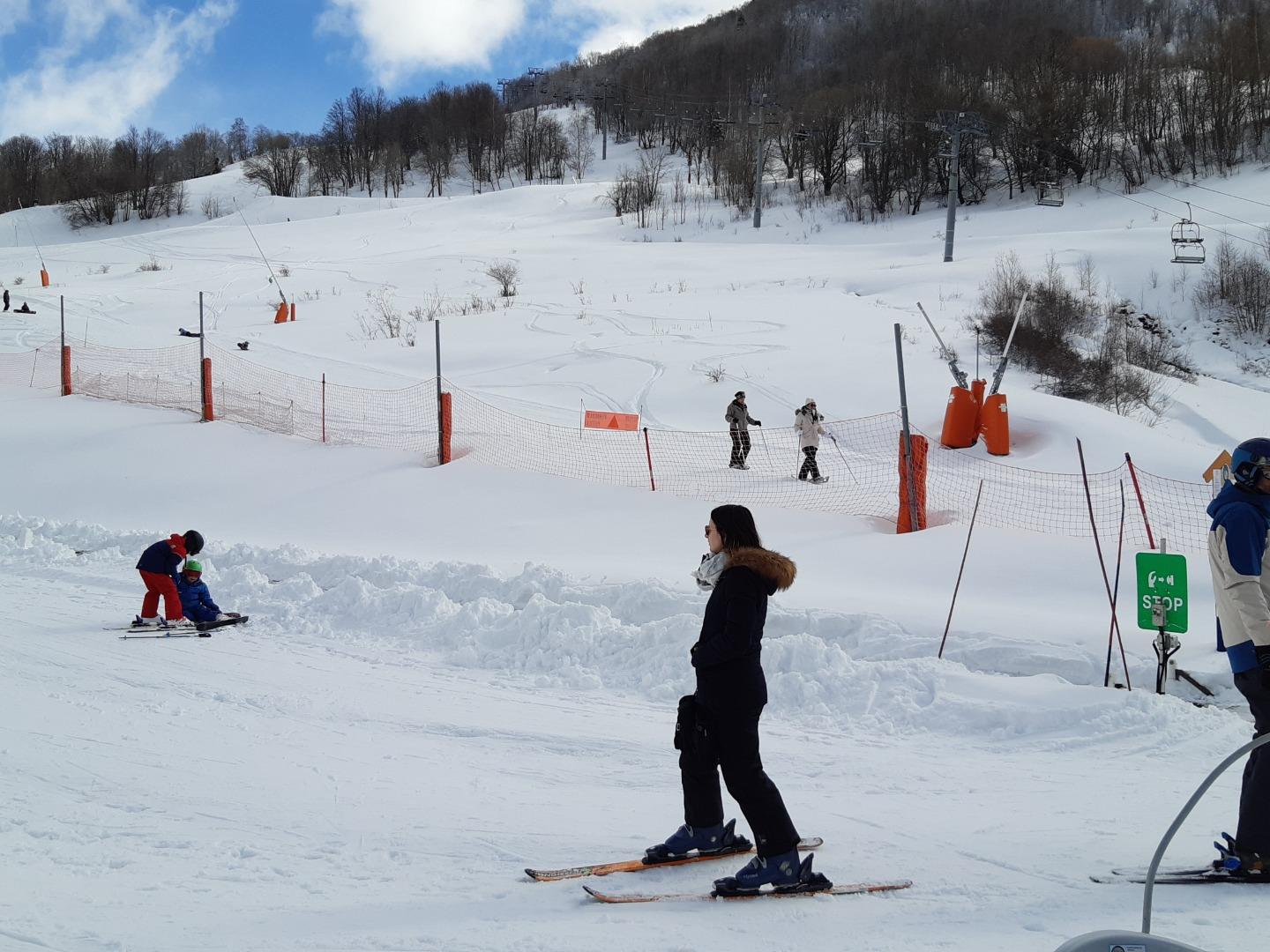 L'HIVER 
DEVANT LA MAISON LE FIL NEIGE DES FEES POUR LES DEBUTANTS ET LE TELESIEGE DES CLOCHETTES