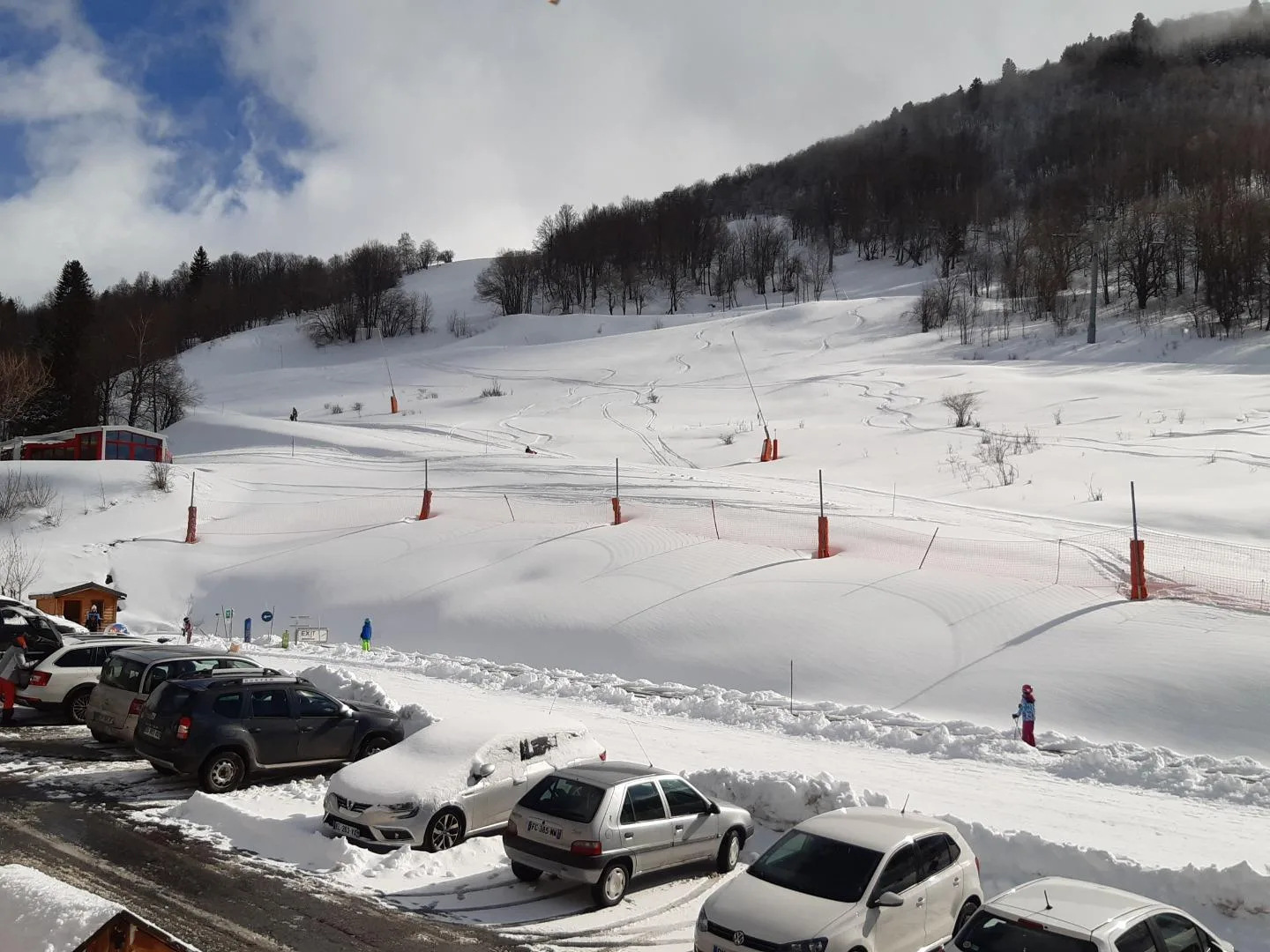 A 50m du chalet le départ des pistes.
Petit télésiège des clochettes qui vous emmène au cœur du domaine skiable