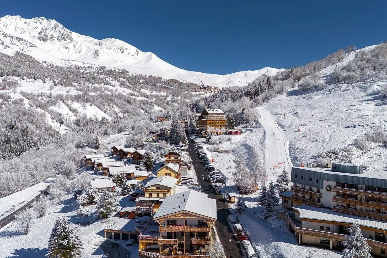Vue de dessus,
notre bâtiment est le 2 ème à gauche en montant (face aux pistes et devant l'arrêt navettes inter stations gratuites)
