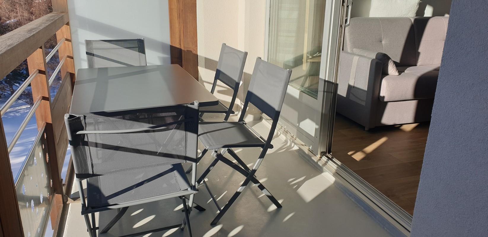balcon équipé d'une table pliante, 4 chaises pliantes, 2 chaises longues