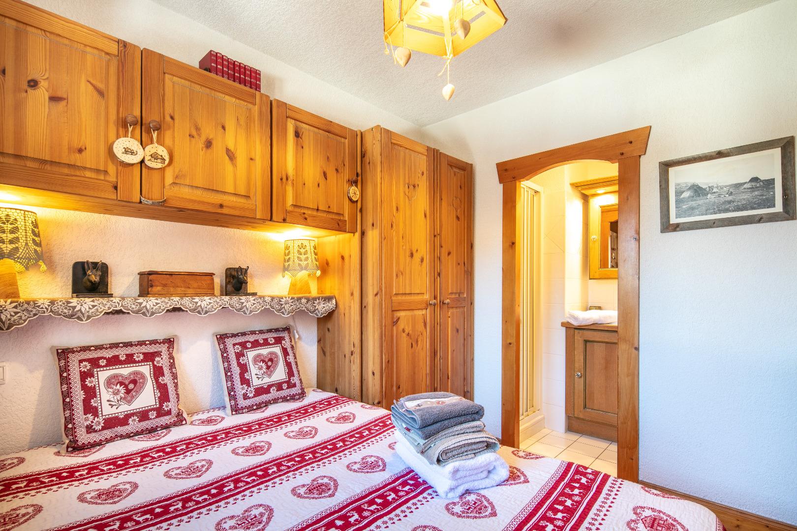 la chambre parentale avec sa salle d'eau privative
