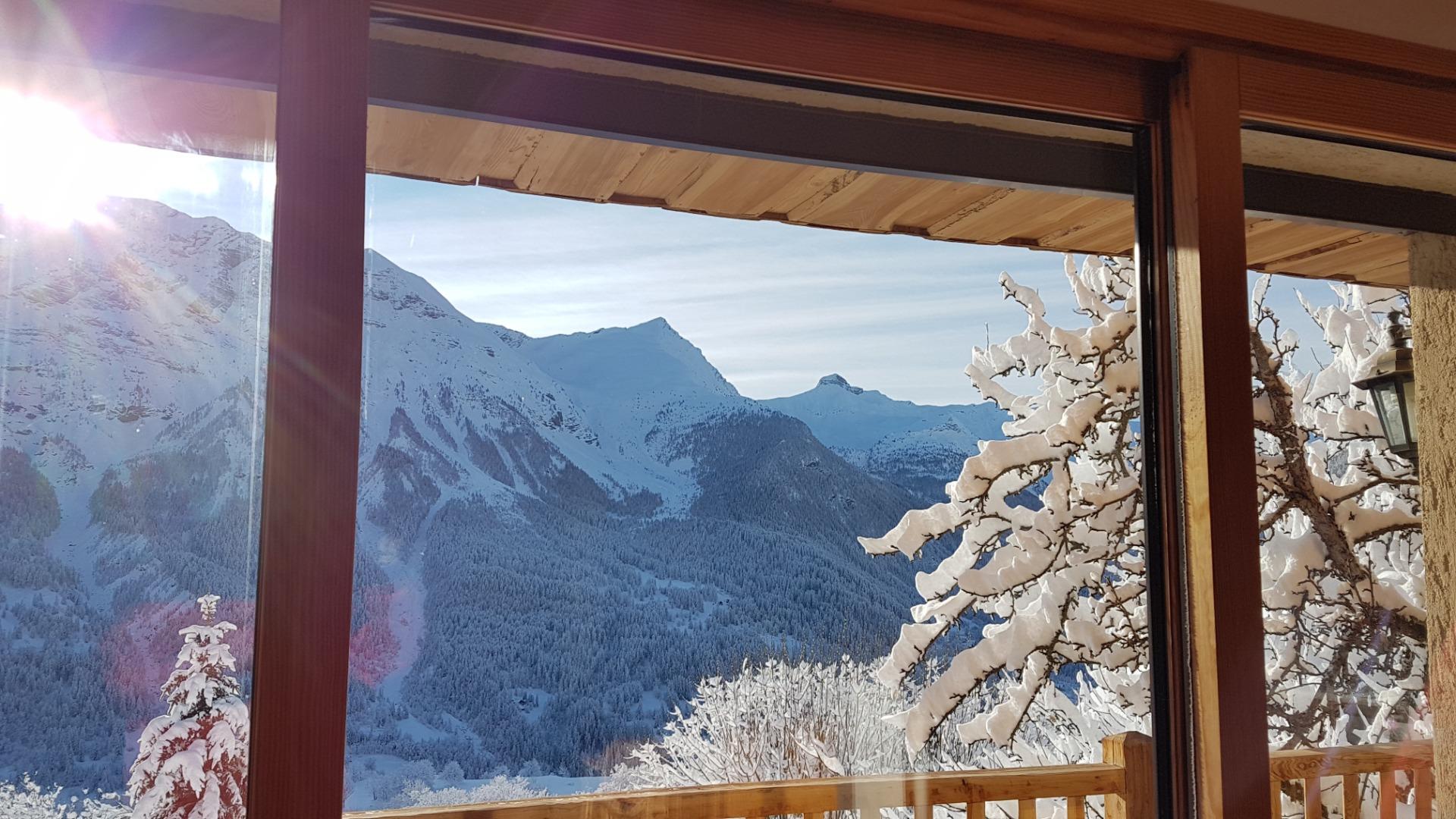Vue sur l'aiguille d'Orcières depuis le séjour cuisine