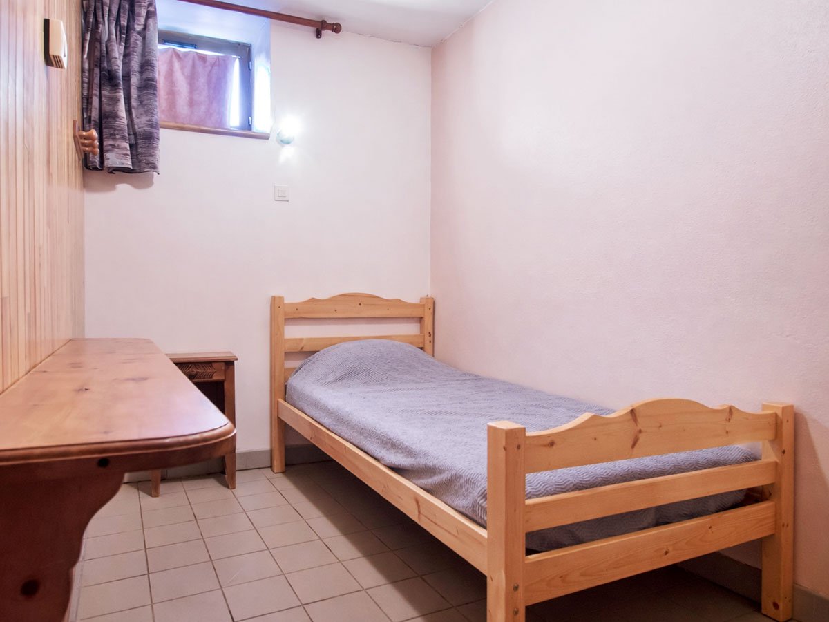 Deuxième chambre avec un lit simple de 90