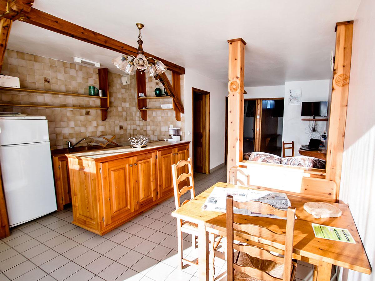 La salle à manger avec coin cuisine