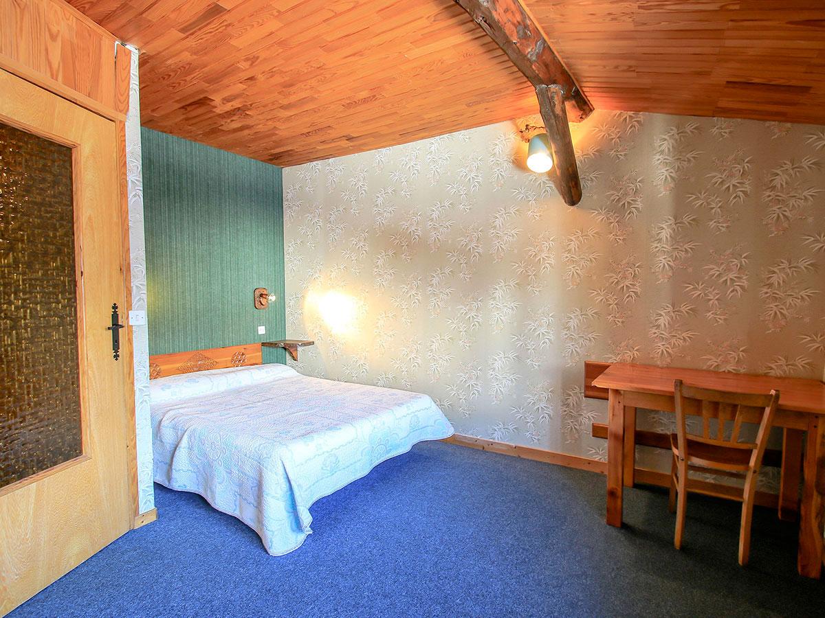 Première chambre avec un lit double de 140