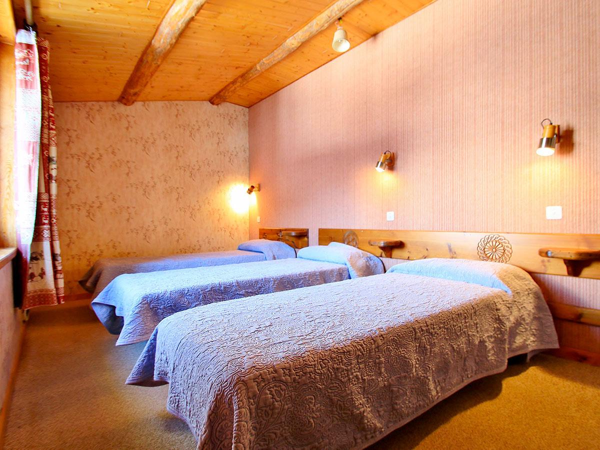 Deuxième chambre avec trois lits simples de 90