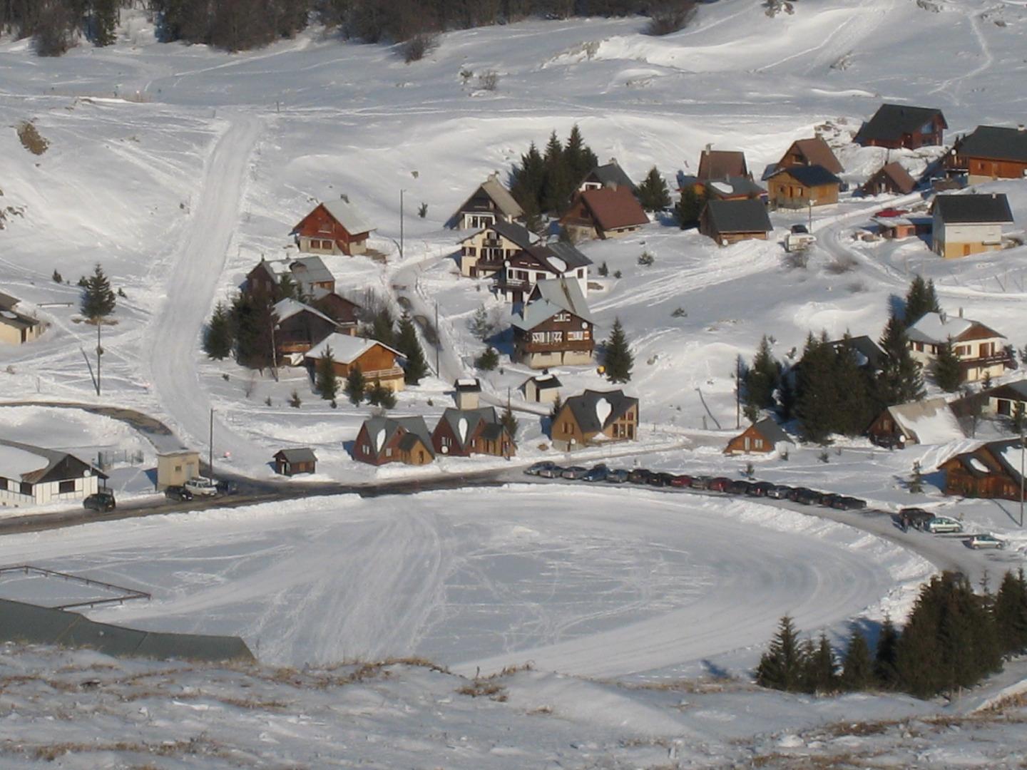 Au passage de pistes de liaison 
Départ 100 mètres pour rejoindre la piste
Retour skis aux pieds à la porte du chalet
Parking face aux chalets