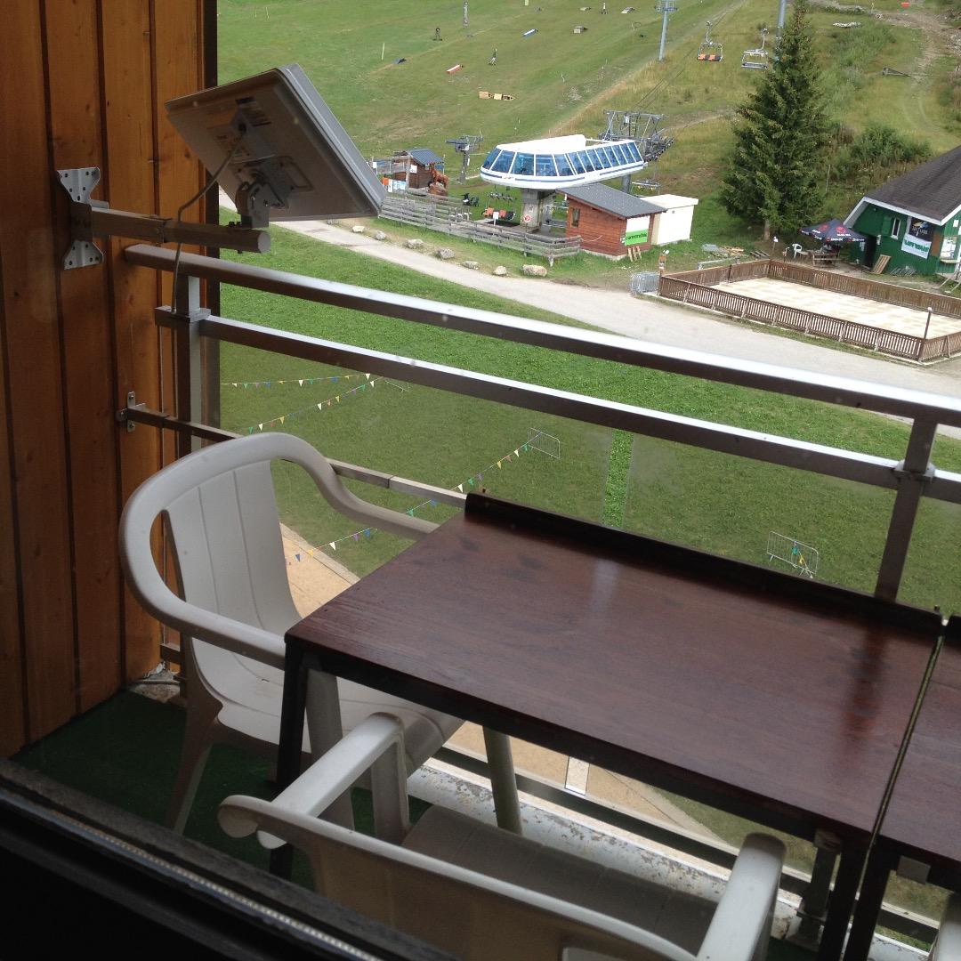 balcon équipé de 2 tables et 4 fauteuils donnant côté Belledone